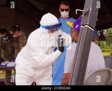 Esercito degli Stati Uniti, Sgt. Corey Cook di prima classe, 648° quartier generale e sede centrale della Georgia National Guard, amministra un test con tampone COVID-19 mentre SPC. Levi Samples, 48a squadra di combattimento di fanteria Brigade, attende di mettere il test in un sacchetto sigillato in un sito di test mobile ad Albany, Georgia, 19 maggio 2020. Soldati e Airmen della Georgia National Guard hanno lavorato in collaborazione con Augusta University Health fornendo test gratuiti ai cittadini della Georgia per aumentare la capacità di test in tutto lo stato. Il sito di Albany è attualmente uno dei siti di test più frequentati dello stato. (STATI UNITI Aria Na Foto Stock