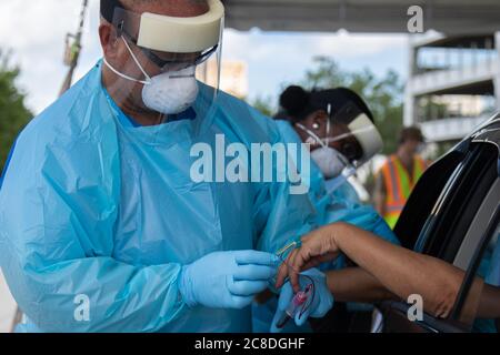 Gli infermieri che lavorano insieme ad Airmen con il 125th Air Expeditionary Squadron iniziano i test anticorpali presso il sito di test della comunità del centro congressi di Orange County il 9 maggio 2020. Gli infermieri stanno raccogliendo campioni di sangue per testare gli antoborosi contro COVID-19, in quanto la Guardia Nazionale fornisce supporto logistico e di controllo del traffico per il Dipartimento della Salute della Florida. Foto Stock