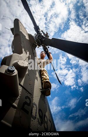 Un soldato dell'esercito degli Stati Uniti con il Battaglione di elicottero assault della New Jersey dal 1 al 150° Battaglione esegue la manutenzione su un elicottero nero Hawk UH-60 presso la struttura di supporto dell'aviazione militare della base congiunta McGuire-Dix-Lakehurst, N.J., 1 luglio 2020. (STATI UNITI Air National Guard foto di Master Sgt. Lecht opaco) Foto Stock