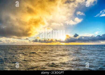 Cloudscape sopra il livello del mare Foto Stock