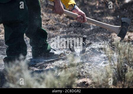 Circa 40 cittadini-Solder dell'Idaho sono ora dotati delle conoscenze e dell'addestramento per combattere gli incendi di selvaggina, mentre la Guardia Nazionale dell'Idaho ha ospitato il suo primo corso di addestramento di pompiere nella zona di Gowen Field, Idaho, dal 15-19 giugno al 22 giugno 26 2020. Sebbene i reparti antincendio del Gowen Field e del Orchard Combat Training Center dispongano di vigili del fuoco qualificati, questa è la prima volta che i corsi di cinque giorni vengono offerti ai non vigili del fuoco, consentendo loro di ottenere una carta di qualifica per incidenti, comunemente nota come certificazione Red Card. (STATI UNITI Air National Guard ph Foto Stock