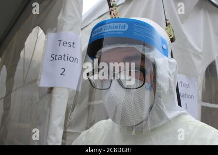 PFC. Jonah OShea del Medical Strike Team Iroquois mans una stazione di test presso la Kendal-Crosslands Nursing Home a Kennett Square, Pa., il 26 maggio 2020. Sotto la guida del Dipartimento della Salute della Pennsylvania, e strettamente monitorato da funzionari della CDC, i membri della Guardia Nazionale della Pennsylvania con Task Force Iroquois ha lanciato una squadra di spioncamento di campionamento a prevalenza di punti a Kendal-Crosslands. La missione è stata concepita per identificare i possibili rischi di esposizione a COVID-19, sottoponendo a test l'intero personale e tutti i residenti della struttura. Questo fa parte di un programma pilota in serie che si raggiunge attraverso lo stato. (Phot Foto Stock