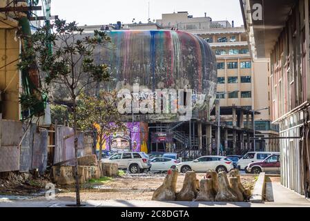 Vista con la struttura cinematografica incompiuta comunemente chiamata cupola o l'uovo nel centro di Beirut, Libano Foto Stock