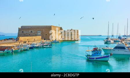 Porto con barche da pesca presso la Fortezza di Koules a Heraklion, Creta, Grecia Foto Stock