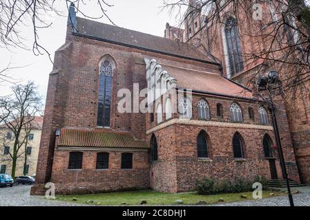 Vista laterale della Cattedrale Gotica di San Giovanni Battista e San Giovanni Evangelista nella Città Vecchia di Torun, Voivodato Pomeraniano Kuyaviano della Polonia Foto Stock