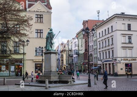 Statua di Nicolaus Copernico di fronte al municipio gotico della città vecchia nella città di Torun, Voivodato pomeriano Kuyaviano, Polonia Foto Stock