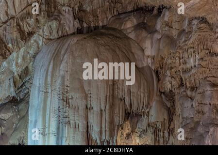 Sotto il suolo. Bella vista di stalattiti e stalagmiti in una caverna sotterranea - Nuova Grotta di Athos. Antiche formazioni sacre del mondo sotterraneo Foto Stock