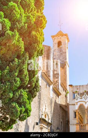 Campanile di cattedrale medievale in pietra e cipresso. Chiesa, Iglesia ARBOS nel villaggio ARBOS del Panades. L Arboc, provincia di Tarragona, Catal Foto Stock