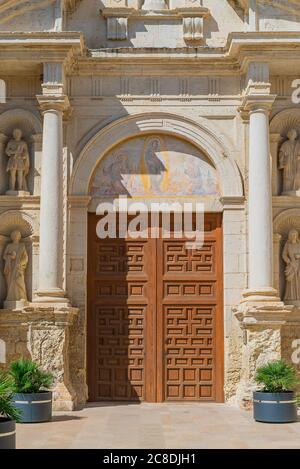 Cattedrale medievale in pietra con porta in legno. Ingresso della chiesa principale, Iglesia ARBOS nel villaggio ARBOS del Panades. L Arboc, provincia di Tarragona Foto Stock