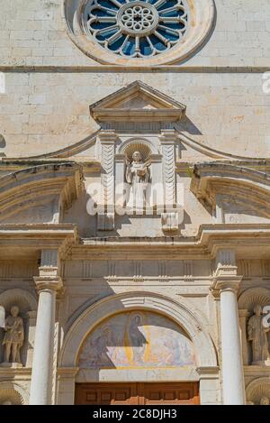 Cattedrale medievale in pietra. Ingresso della chiesa principale, Iglesia ARBOS nel villaggio ARBOS del Panades. L Arboc, provincia di Tarragona, Catalogna Foto Stock