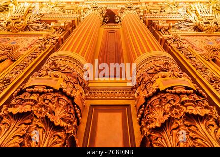 Parigi, Francia - 14 novembre 2019: Parete e colonne dell'Opera National de Paris Garnier lobby della scala principale. Vista dal pavimento Foto Stock