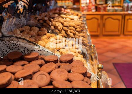 Primo piano di biscotti nel negozio di caramelle e biscotti a Montmartre, Parigi, Francia. Foto Stock