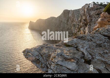 Alba sul terreno accidentato e scogliere di Capo Formentor, Maiorca Foto Stock