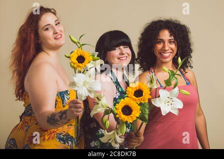 Gruppo di 3 donne oversize in posa in studio - belle ragazze che accettano imperfezione del corpo, colpi di bellezza in studio - concetti circa l'accettazione del corpo, bod Foto Stock