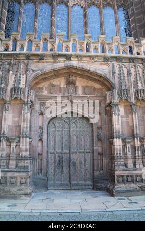 Ingresso sul fronte ovest della cattedrale di Chester Foto Stock