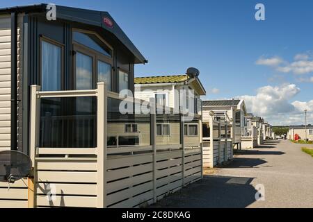 Porthcawl, Galles - Luglio 2020: File di carovane al sito carovano di Trecco Bay nel Galles del Sud. Foto Stock