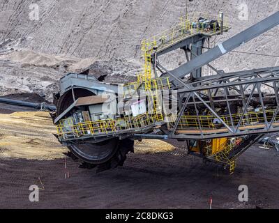 Attività di estrazione del carbone bruno a Welzow Süd, una delle più grandi miniere di lignite di carbone marrone a cielo aperto tedesche nei pressi di Cottbus nello stato di Bran Foto Stock