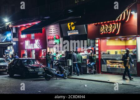 Street food bar in una Bliss Street nel quartiere Hamra di Beirut, Libano Foto Stock