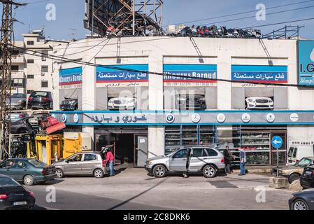 Garage di riparazione auto nella città costiera di Jounieh nel distretto di Keserwan vicino a Beirut, Libano Foto Stock