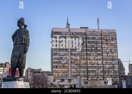 Statua dell'immigrato libanese e edificio della sede centrale di Electricite du Liban in via Armenia a Beirut, Libano Foto Stock