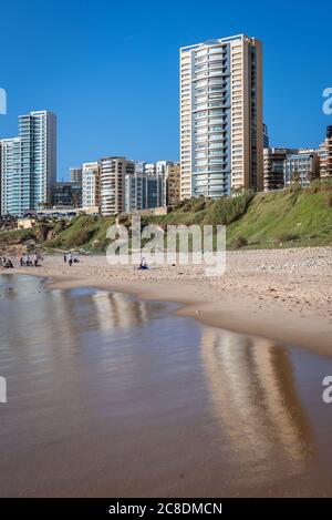 Buildikngs sopra la spiaggia pubblica di Ramlet al Baida situata lungo l'estremità meridionale del lungomare di Corniche Beirut a Beirut, Libano Foto Stock