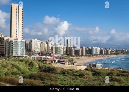 Vista aerea con la spiaggia pubblica di Ramlet al Baida situata lungo l'estremità meridionale della passeggiata Corniche Beirut a Beirut, Libano Foto Stock