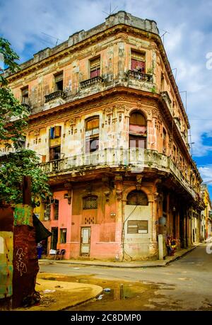L'Avana, Cuba, luglio 2019, vista all'angolo di Calle Luz e Calle St Ignacio nella parte più antica della città Foto Stock