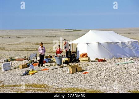 Famiglia di cacciatori inuit che si trova di fronte alla loro tenda sull'isola di Mansel, Hudson Bay, Nunavut, Canada Foto Stock