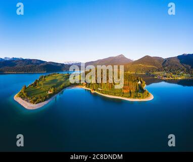 Germania, Baviera, veduta aerea della penisola di Zwergern all'alba della primavera Foto Stock