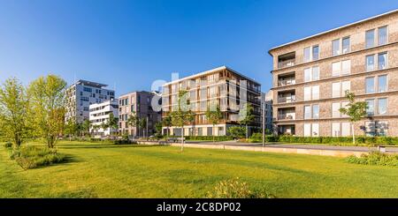 Germania, Baden-Wrttemberg, Heilbronn, Neckar, distretto di Neckkarbogen, nuovi edifici ad alta efficienza energetica Foto Stock