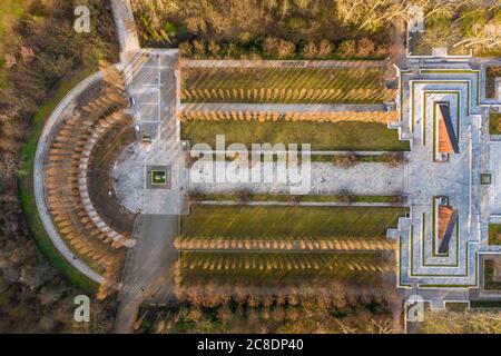 Germania, Berlino, veduta aerea del Treptower Park, memoriale di guerra sovietica in autunno Foto Stock