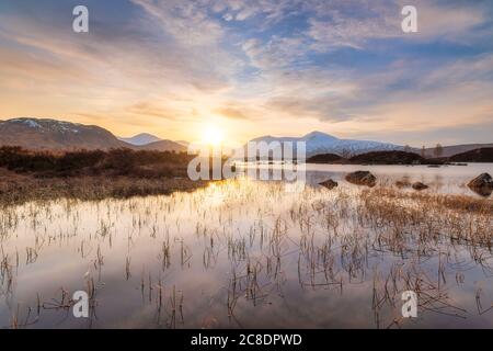 Regno Unito, Scozia, Lochan na h-Achlaise al tramonto Foto Stock