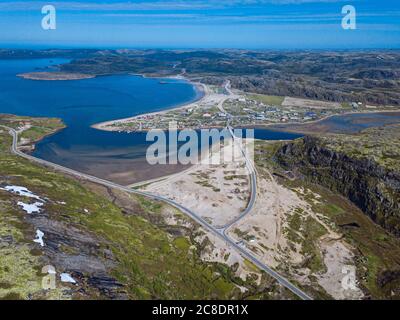 Russia, regione di Murmansk, distretto di Kolsky, Teriberka, costa e strade del mare, vista aerea Foto Stock