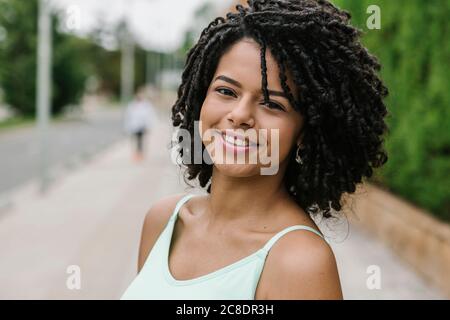 Ritratto di giovane donna riccia Foto Stock