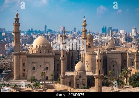 Egitto, Cairo, Piazza Salah El Deen con la Moschea-Madrasa del Sultano Hassan e la Moschea al Refaai Foto Stock