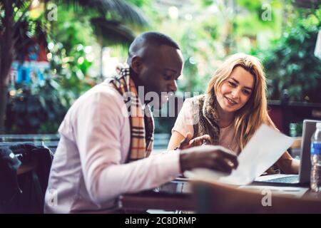 I colleghi discutono mentre si siedono in un caffè all'aperto Foto Stock