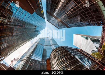 Regno Unito, Londra, grattacieli moderni in una giornata di sole, vista dall'occhio dei vermi