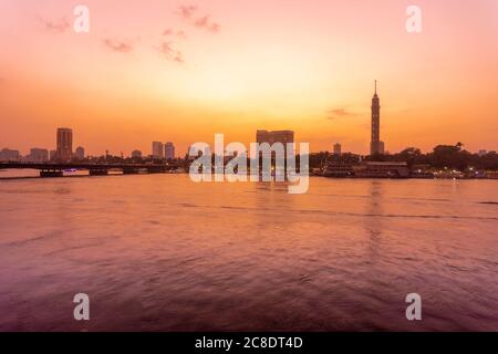 Egitto, Cairo, Cairo Torre sull'isola di Gezira visto attraverso il fiume Nilo al tramonto Foto Stock