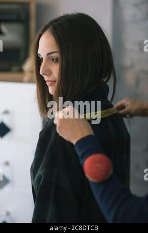 Mani tagliate di misura su misura giovane donna vestito nel design studio Foto Stock