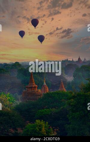 Myanmar, Regione di Mandalay, Bagan, Silhouette di mongolfiere che volano sopra antichi templi all'alba della moodia Foto Stock