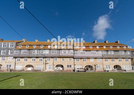 West Bay.Dorset.Regno Unito.29 giugno 2020.Vista del Pier Terrace a West Bay in Dorset Foto Stock