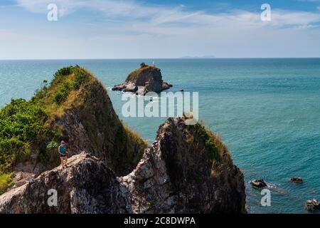 Donna in cima allo sperone roccioso, Mu Ko Lanta National Park, Koh Lanta, Thailandia Foto Stock