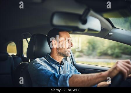 Uomo bello guidare una vettura Foto Stock