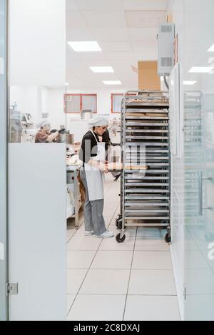 Panettieri che lavorano alla panetteria Foto Stock