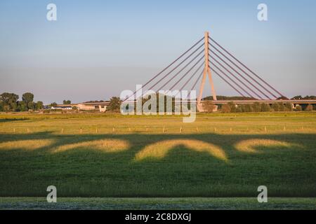 Germania, Nord Reno-Westfalia, Wesel, Ombre del ponte ferroviario Wesel con Niederrheinbrucke Wesel sullo sfondo Foto Stock