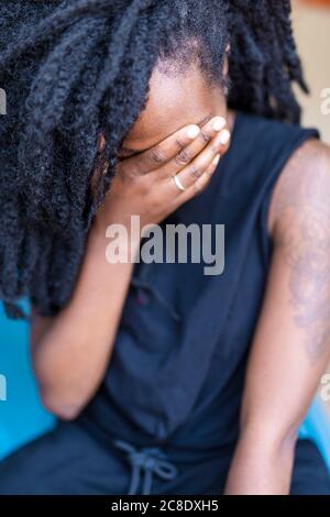 Ritratto di giovane donna con dreadlock e occhi coperti Foto Stock