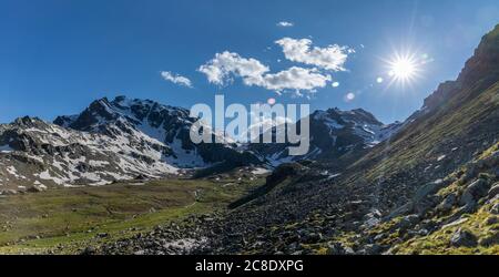 Idilliaco scatto di paesaggio con le montagne contro il cielo sul sole giorno Foto Stock