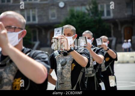 Cadetti di West Point, distanza sociale mentre studiando il New Cadet Handbook dopo essere arrivati alla U.S. Military Academy 13 luglio 2020, a West Point, New York. La classe di 2024 è più di 1,200 forti e sono stati richiesti per essere testati per COVID-19 all'arrivo, indossare maschere, e pratica di distanza sociale. Foto Stock