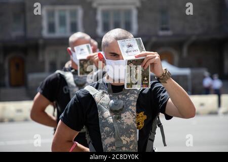 Cadetti di West Point, distanza sociale mentre studiando il New Cadet Handbook dopo essere arrivati alla U.S. Military Academy 13 luglio 2020, a West Point, New York. La classe di 2024 è più di 1,200 forti e sono stati richiesti per essere testati per COVID-19 all'arrivo, indossare maschere, e pratica di distanza sociale. Foto Stock