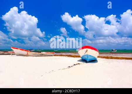 Barche da pesca colorate in una splendida spiaggia sulla Riviera Maya in Messico Foto Stock